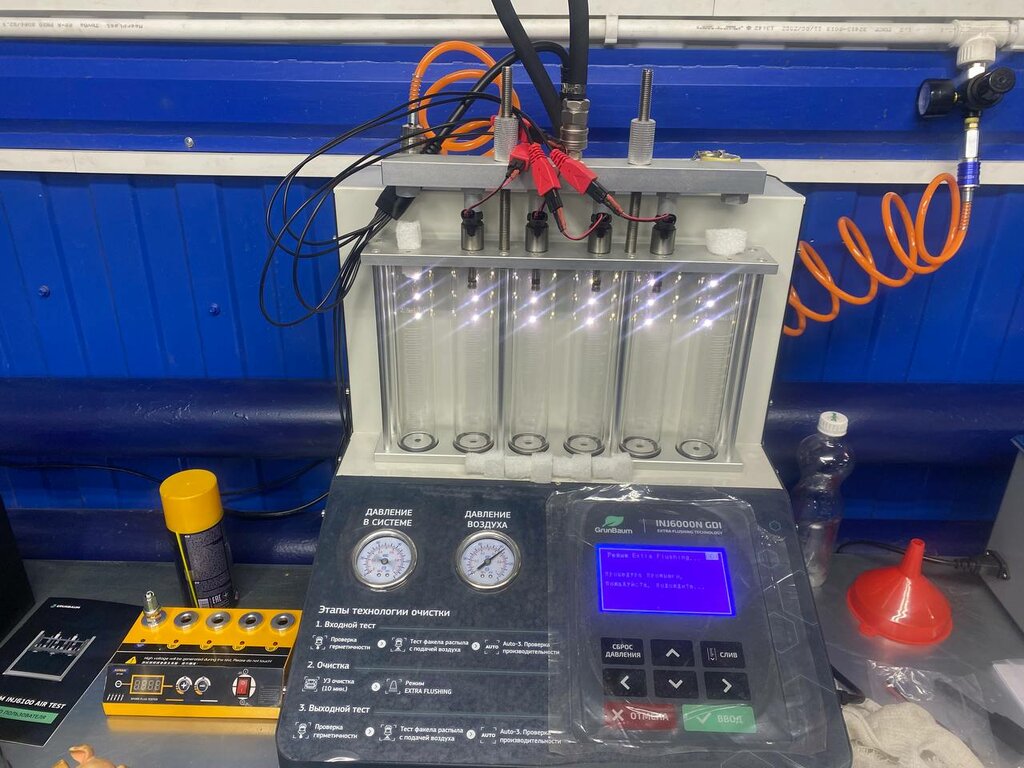 Стенд GrunBaum INJ6000N GDI с подключёнными бензиновыми форсунками и измерительными колбами