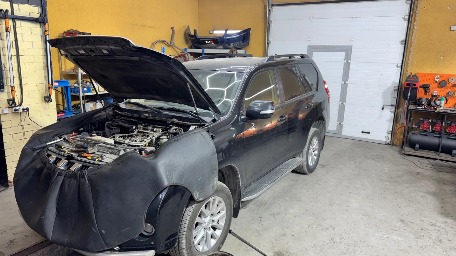 Toyota Land Cruiser Prado в мастерской JECARS — фото 2 из 5