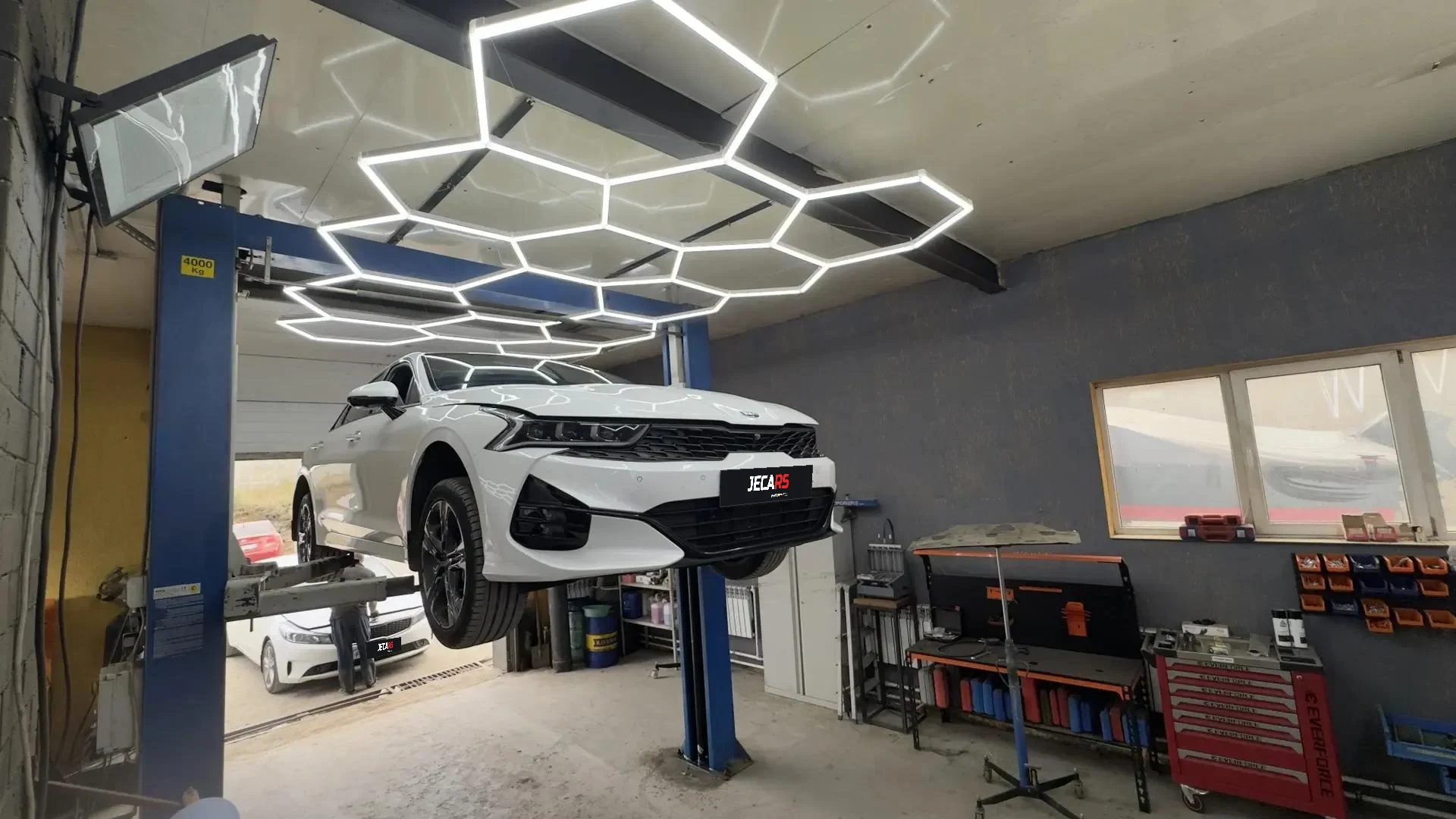 Kia K5 в мастерской JECARS — фото 1 из 4